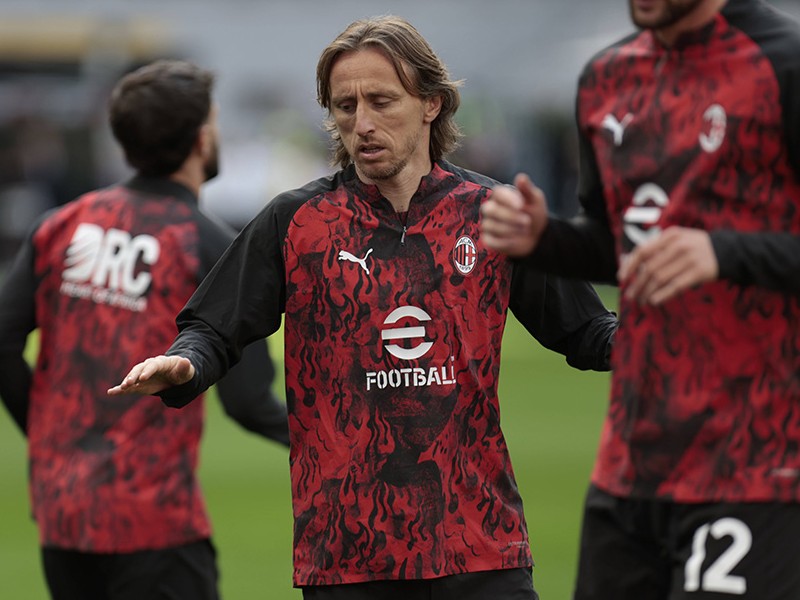 Serie A battle tightens as Milan drop points