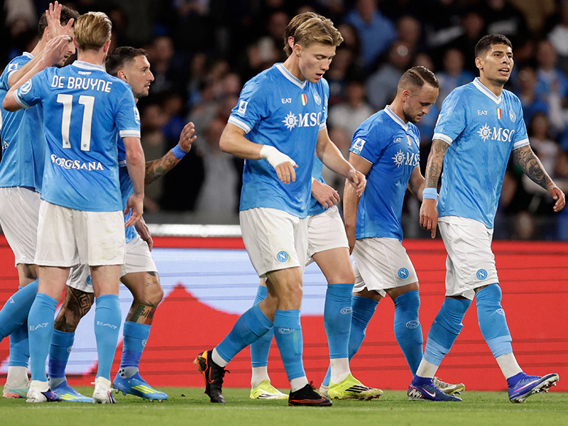Napoli's rout pushes Cremonese into relegation trouble
