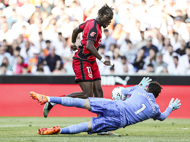 Valencia held by Rayo Vallecano at Mestalla
