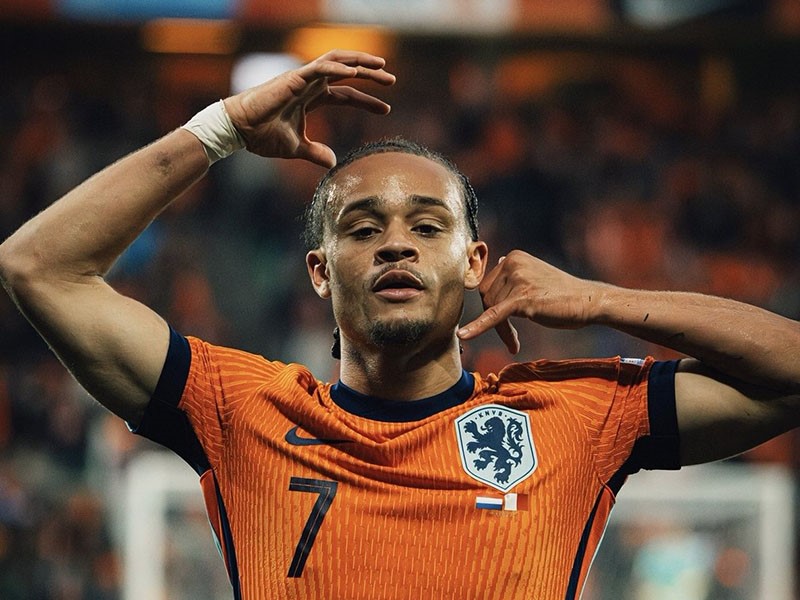 Simons ruled out of season and World Cup after knee injury