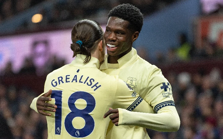 Barry strike gives Everton victory as Villa miss chance to go second