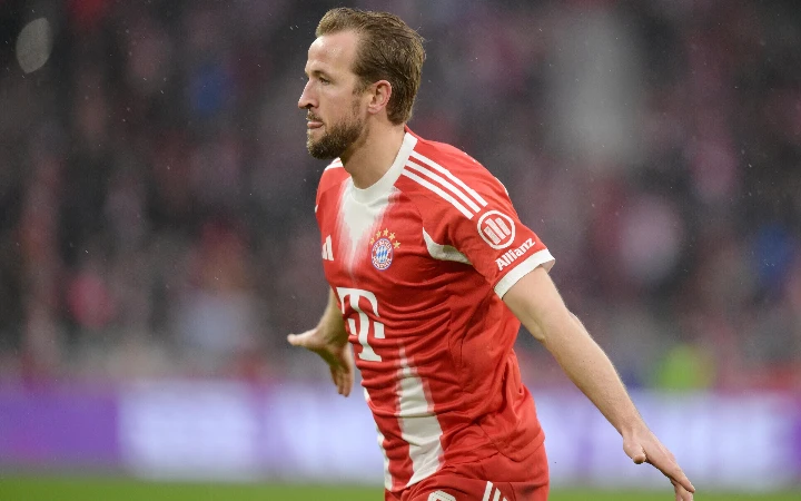 Kane scores twice as Bayern survive late Frankfurt fightback to go nine points clear