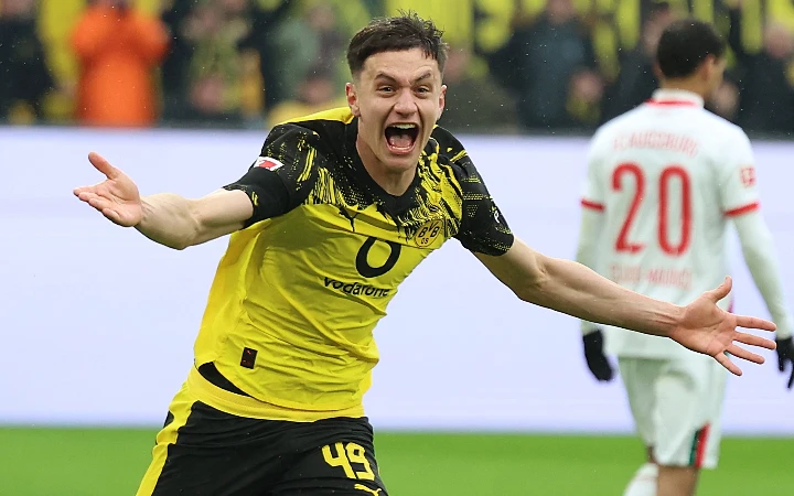 Adeyemi and Reggiani fire Dortmund past Augsburg to keep Bayern in sight