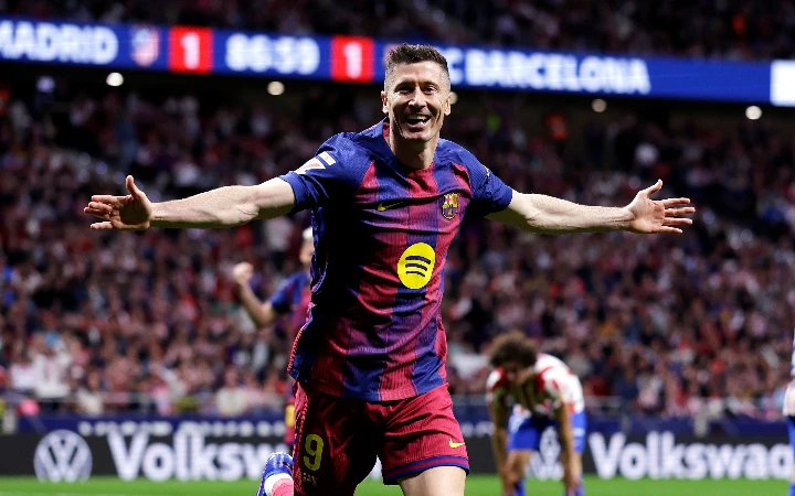 Lewandowski Late Strike Completes Comeback as Barca Sink 10-Man Atletico