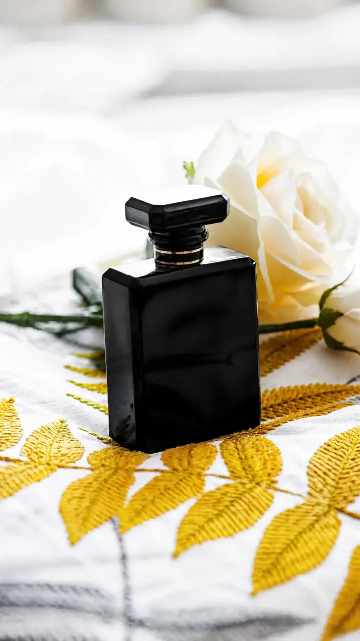 الخدعة التصميمية الكامنة في زجاجة عطر داكنة